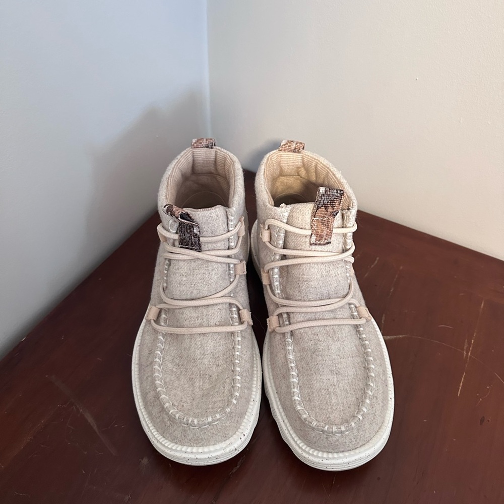 Like new hey dude Reyes boots women’s size 8 wore once don’t love them